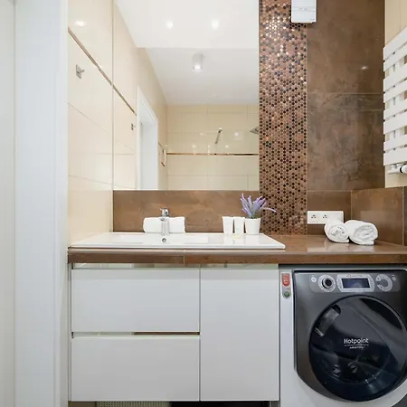 Cosy & Bright With Parking On The Cystersow Street By Renters