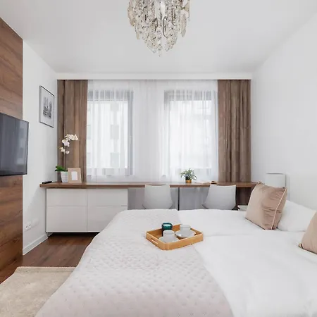 Cosy & Bright With Parking On The Cystersow Street By Renters