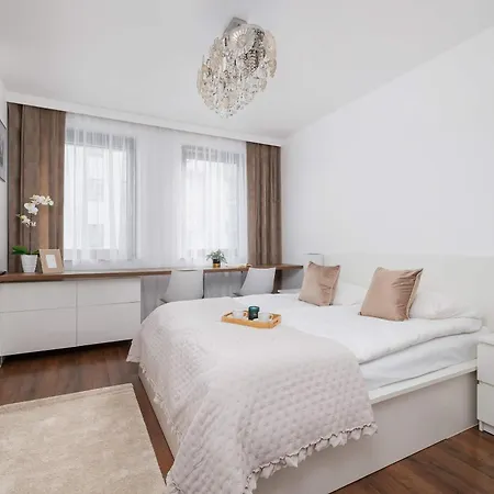 Cosy & Bright With Parking On The Cystersow Street By Renters Apartment Krakow