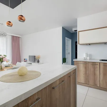 Cosy & Bright With Parking On The Cystersow Street By Renters *